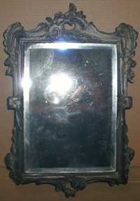 Espelho antigo com moldura metálica no estilo Arte Nova
