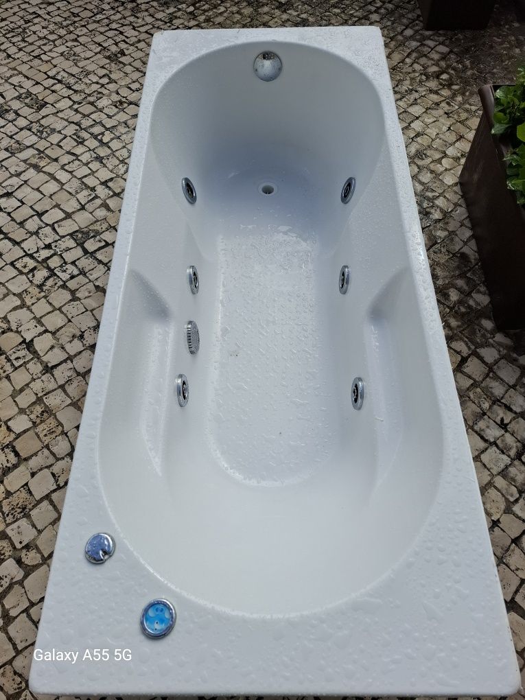 Banheira Hidromassagem.
M