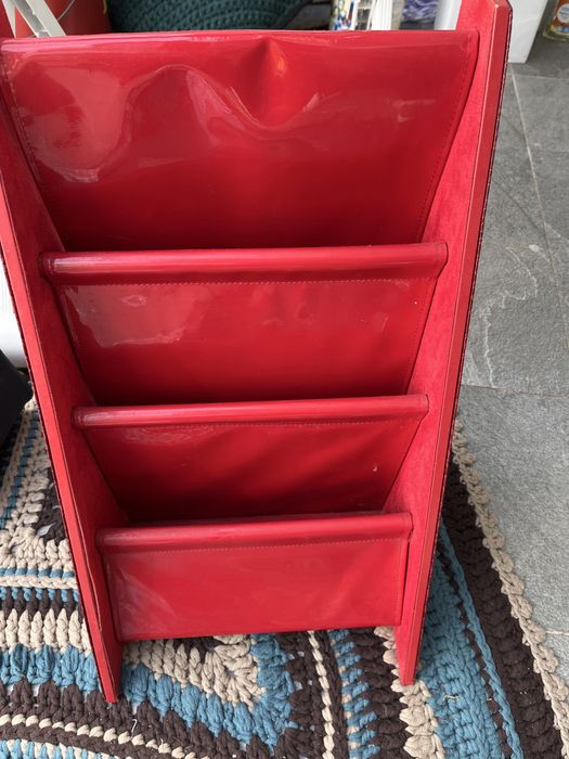 Porta revistas vermelho