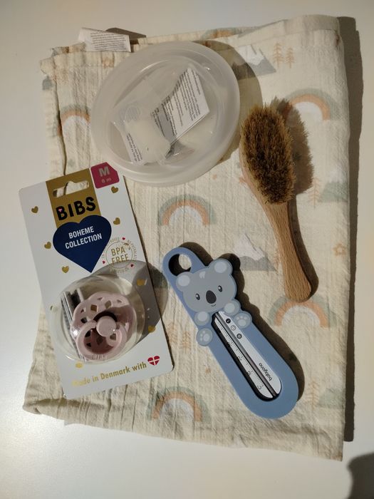 Akcesoria niemowlęce (termometr, szczotka, smoczek, aspirator, tetra)