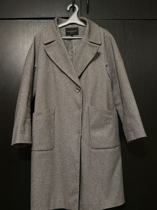 Сіре пальто демісезонне