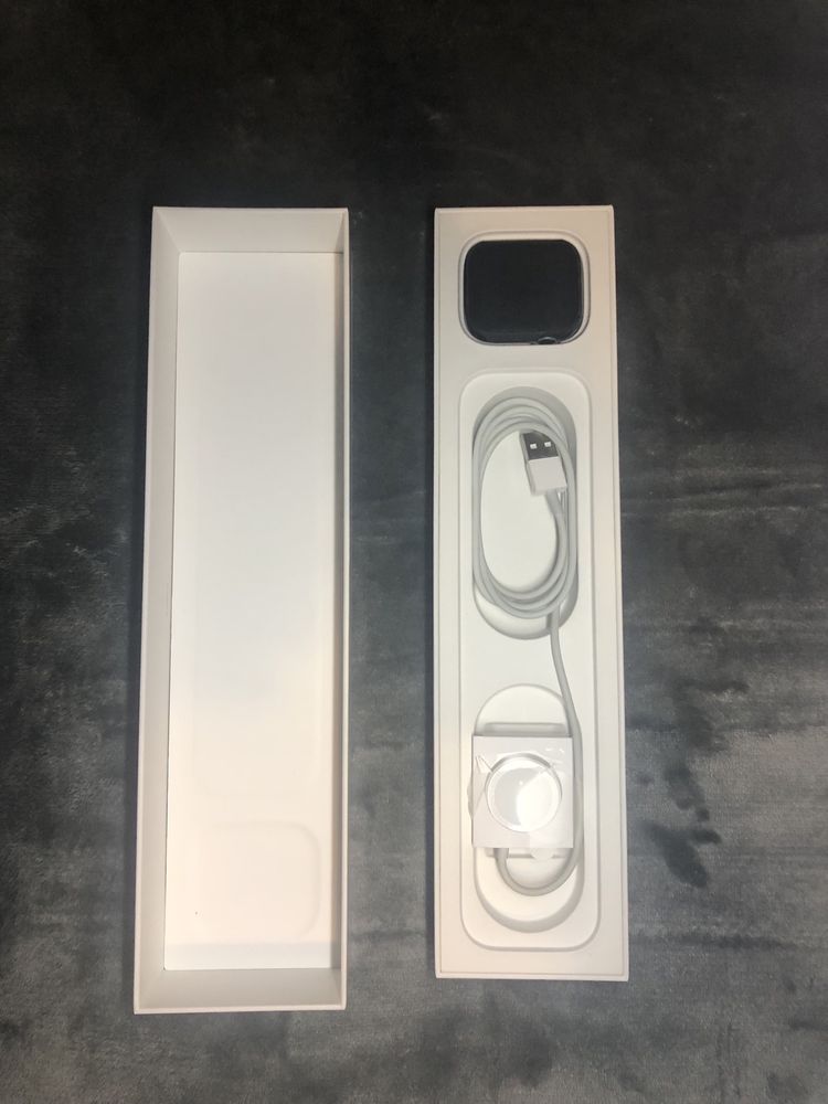 Apple Watch Series 4 (44 mm)(com braceletes extra)