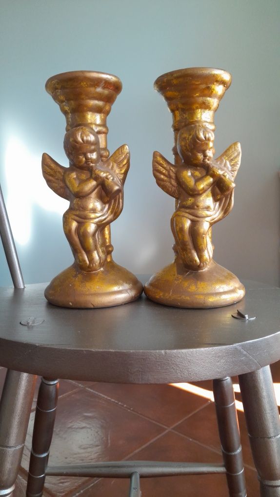 2 castiçais em loiça dourados , figura anjos