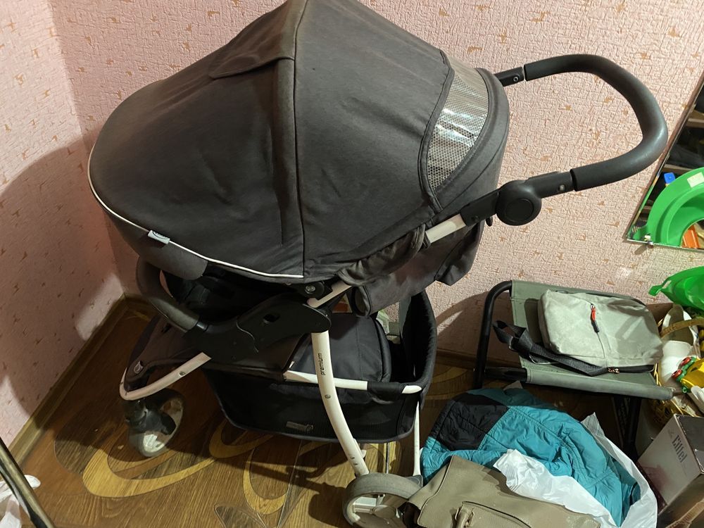 Прогулочна коляска