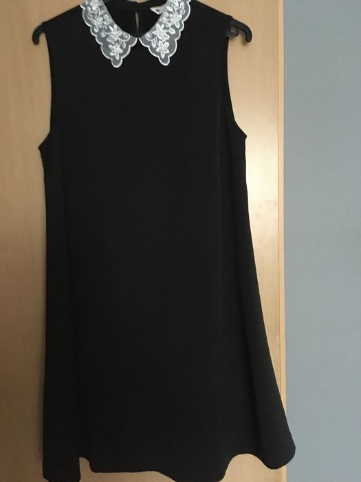 Czarna sukienka z białym ozdobnym kołnierzykiem