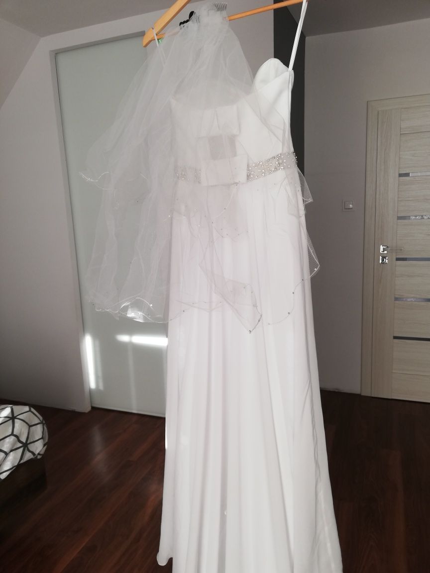 Suknia ślubna z trenem z muślinu, rozmiar 36