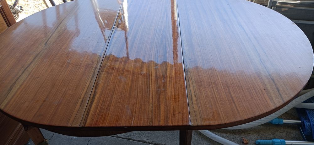 Conjunto mesa redonda e oito cadeiras em madeira de cedro