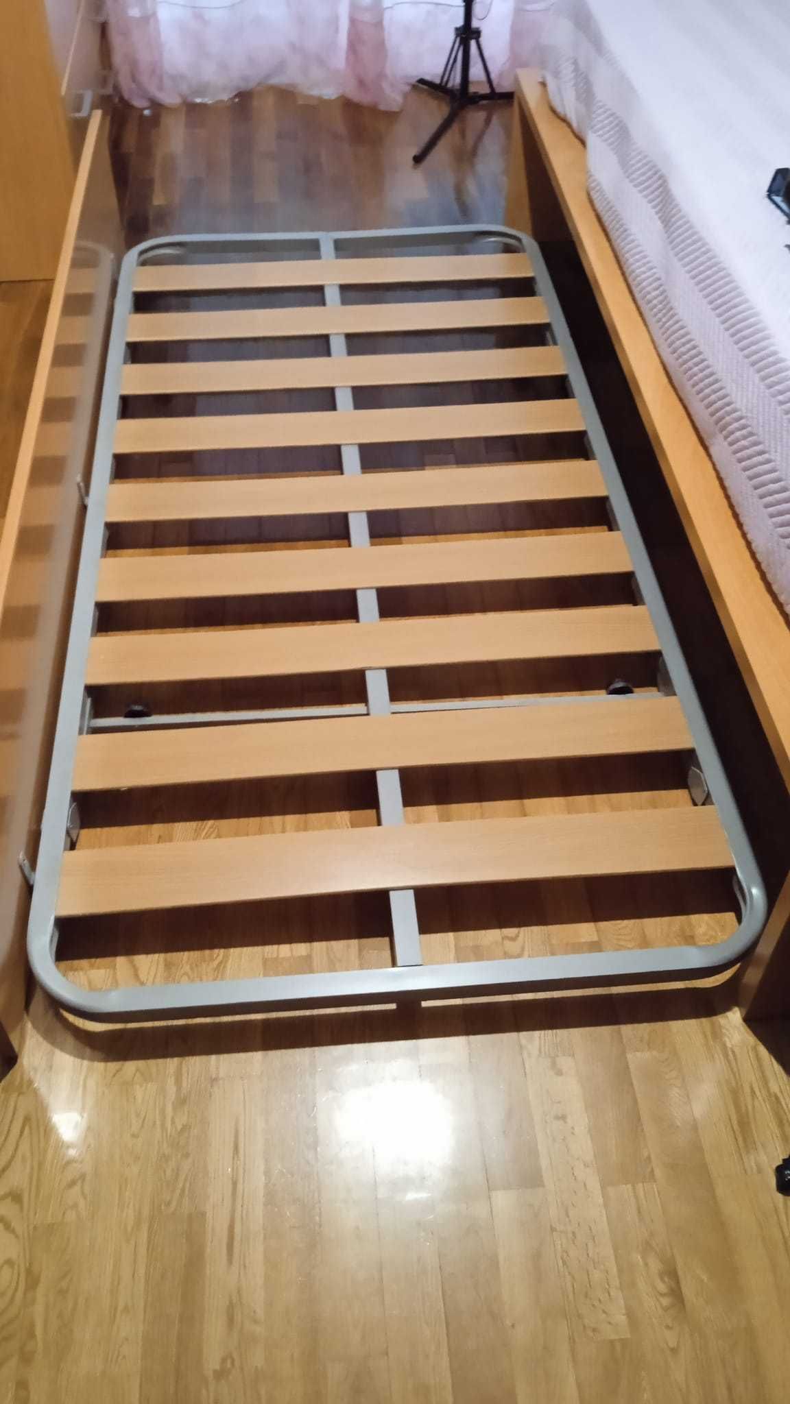 Quarto de solteiro completo com cama de gaveta e colchões
