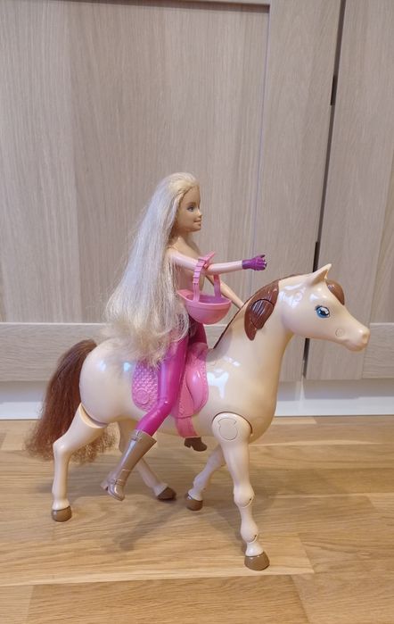 Mattel Barbie dżokejka i chodzący koń 2014 r.