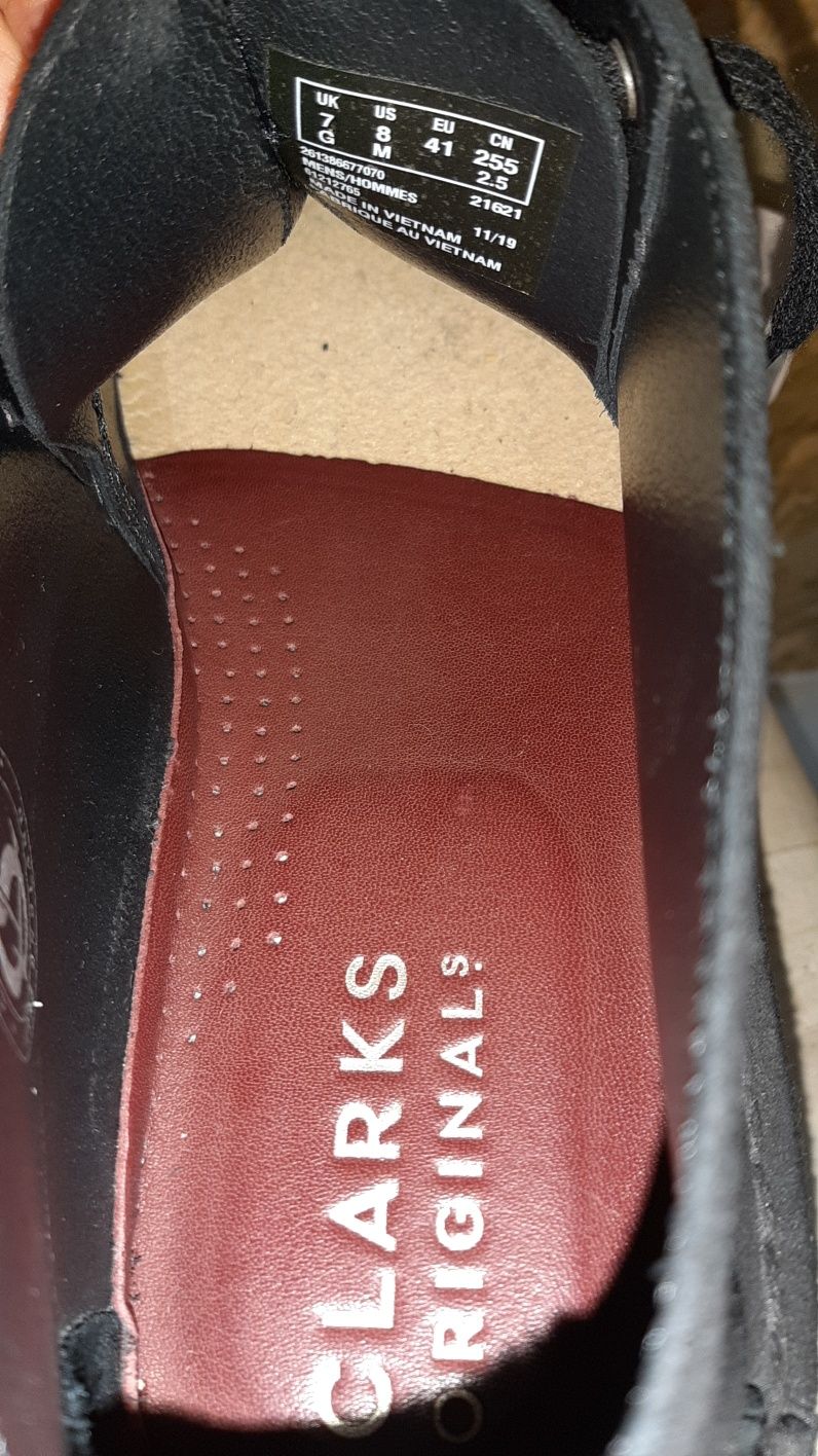 Sapatos Clarks em camurça