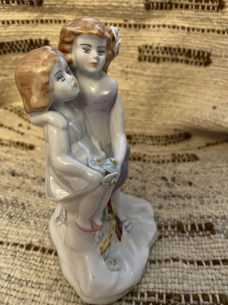 Figurka porcelanowa dziewczynki