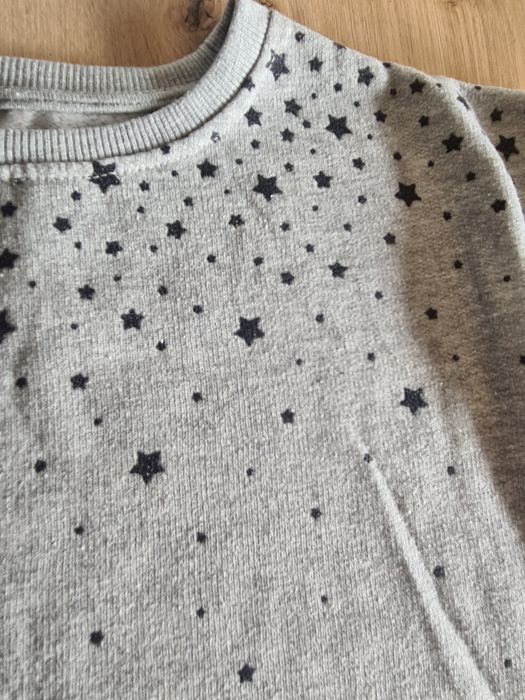 Fajna cieplutka szara bluza w czarne gwiazdki 146 cm