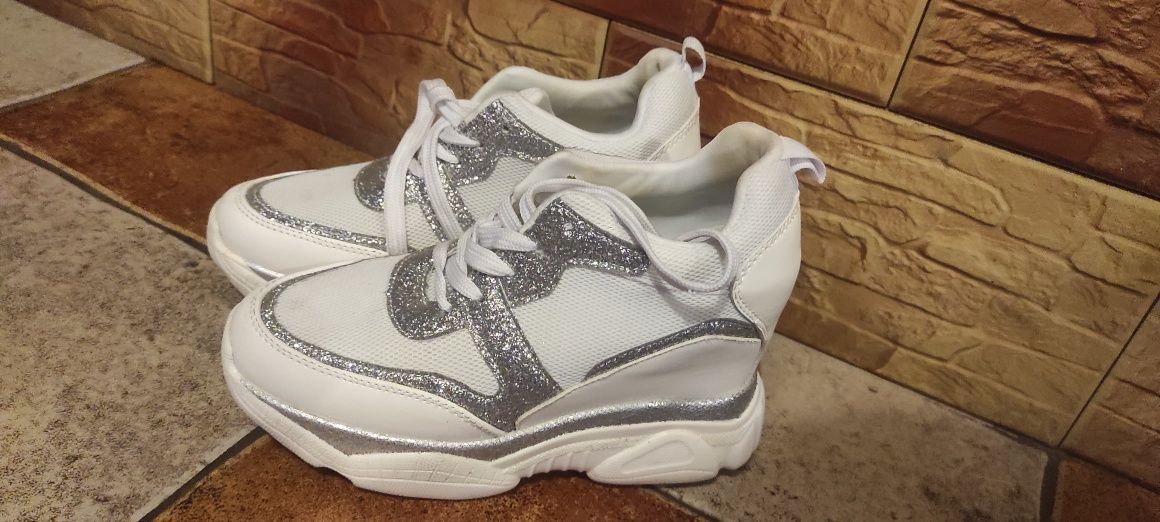 Biało srebrne sneakersy na koturnie