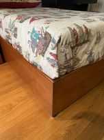 Cama de solteiro de cerejeira com gaveta + mesa de cabeceira e Móvel de apoio