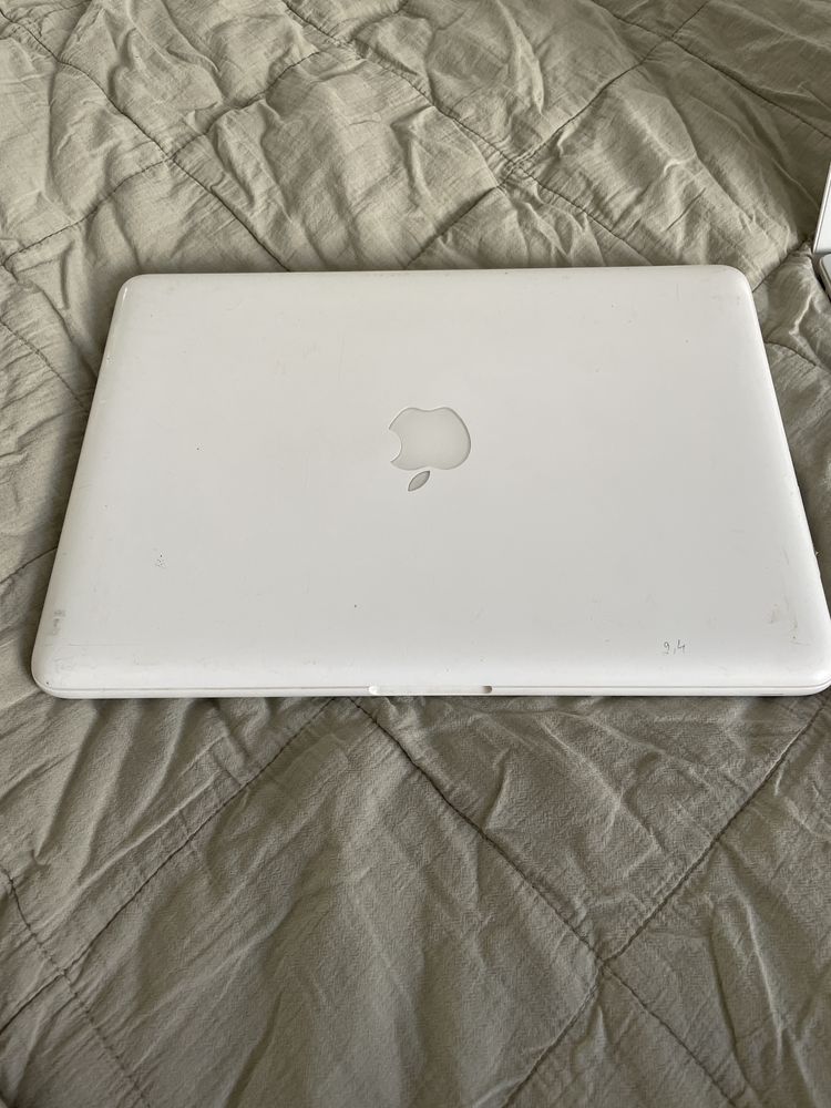 Komputer Mac book white - biały laptop trzy sztuki z ładowarkami
