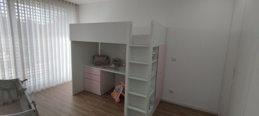 Cama de criança com roupeiro e gavetas