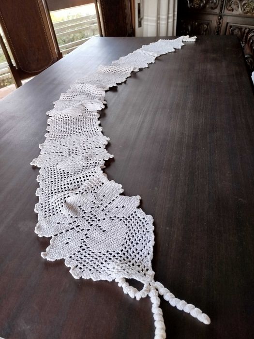 Uma toalha retangulares de mesa em crochê