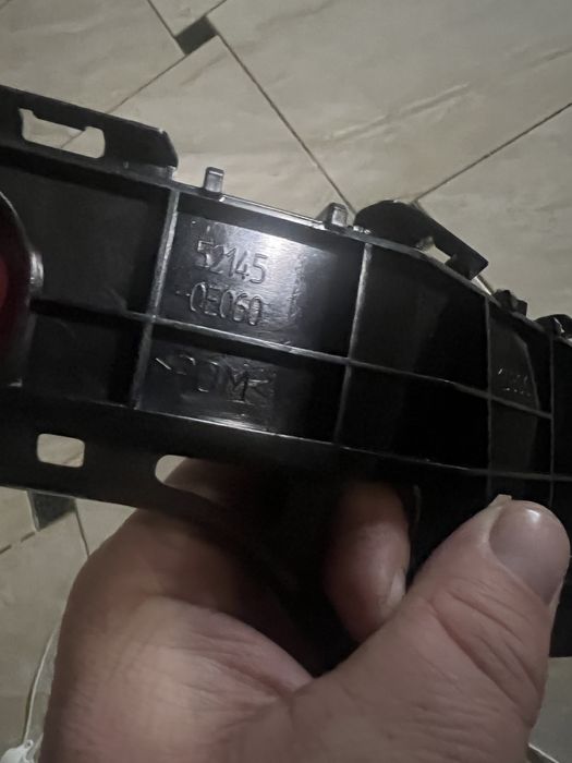 toyota hichlander 13- переднє прави кріплення бампера