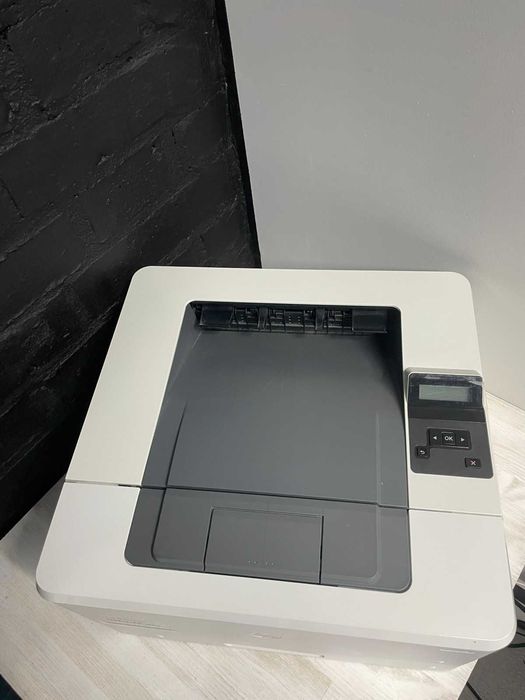HP LaserJet M404dn офісний принтер з автоматичним двостороннім друком