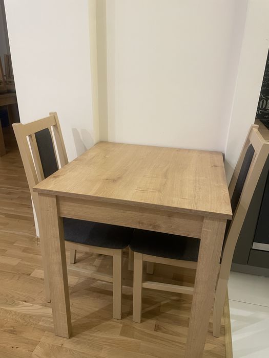 Stół i dwa krzesła