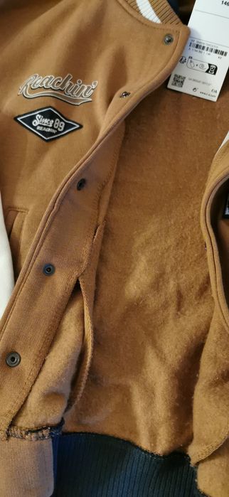 Jaqueta universitária com capuz