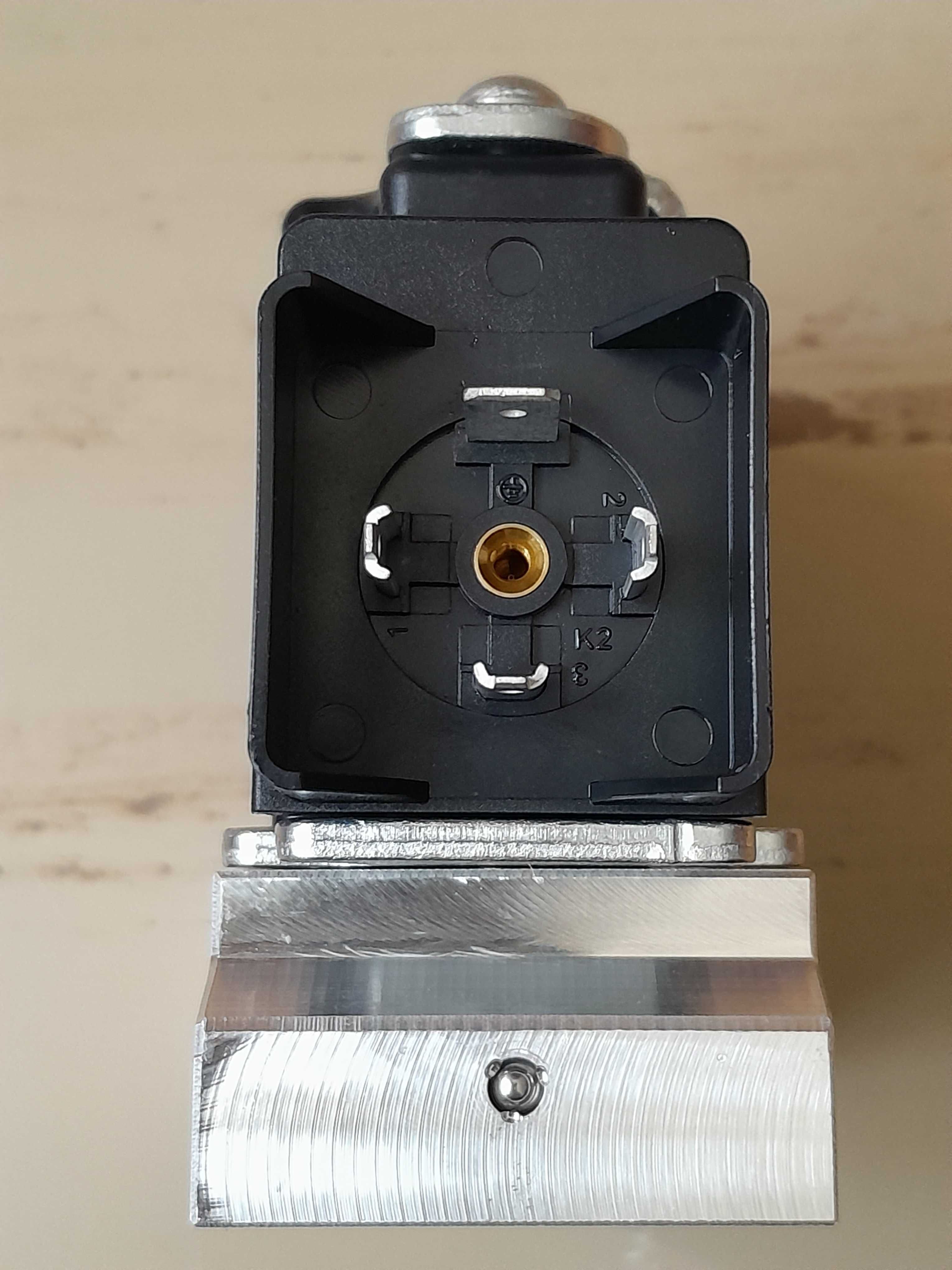 Cewka Danfoss  111.66.824  (157B4033) nowa