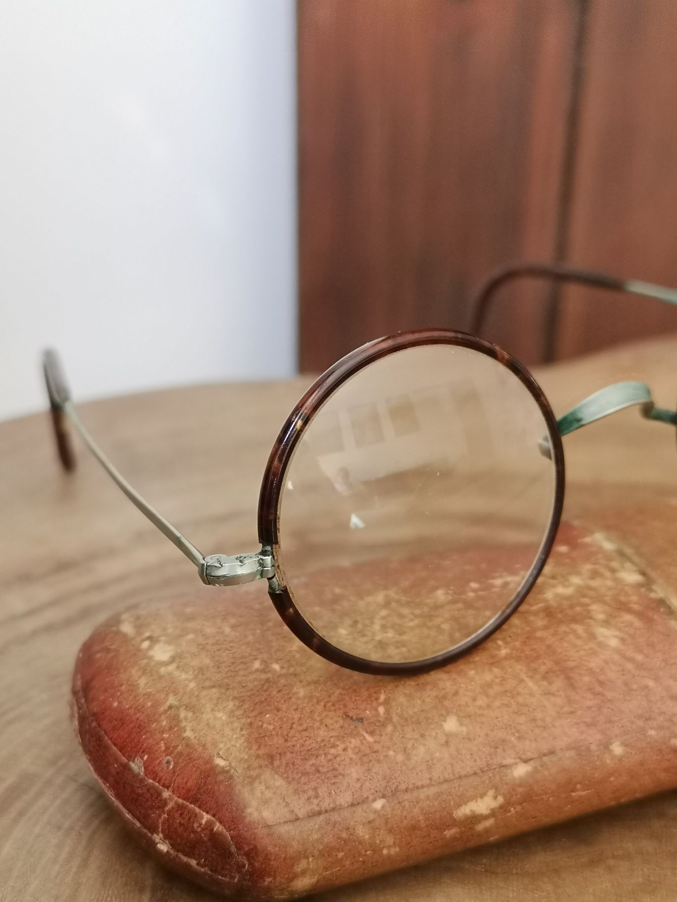 stare okulary z futerałem