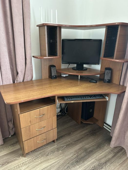 Комп'ютерний стіл