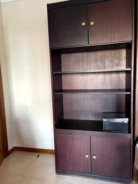 Estante clássica muito sóbria com bastante arrumação