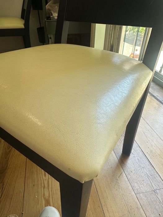 Cadeiras em madeira maciça e pele