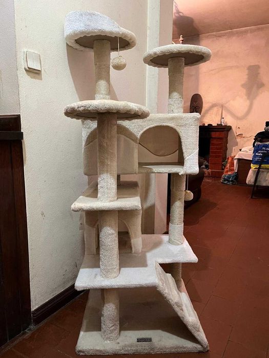 parque de diversao para gato grande branco e beje