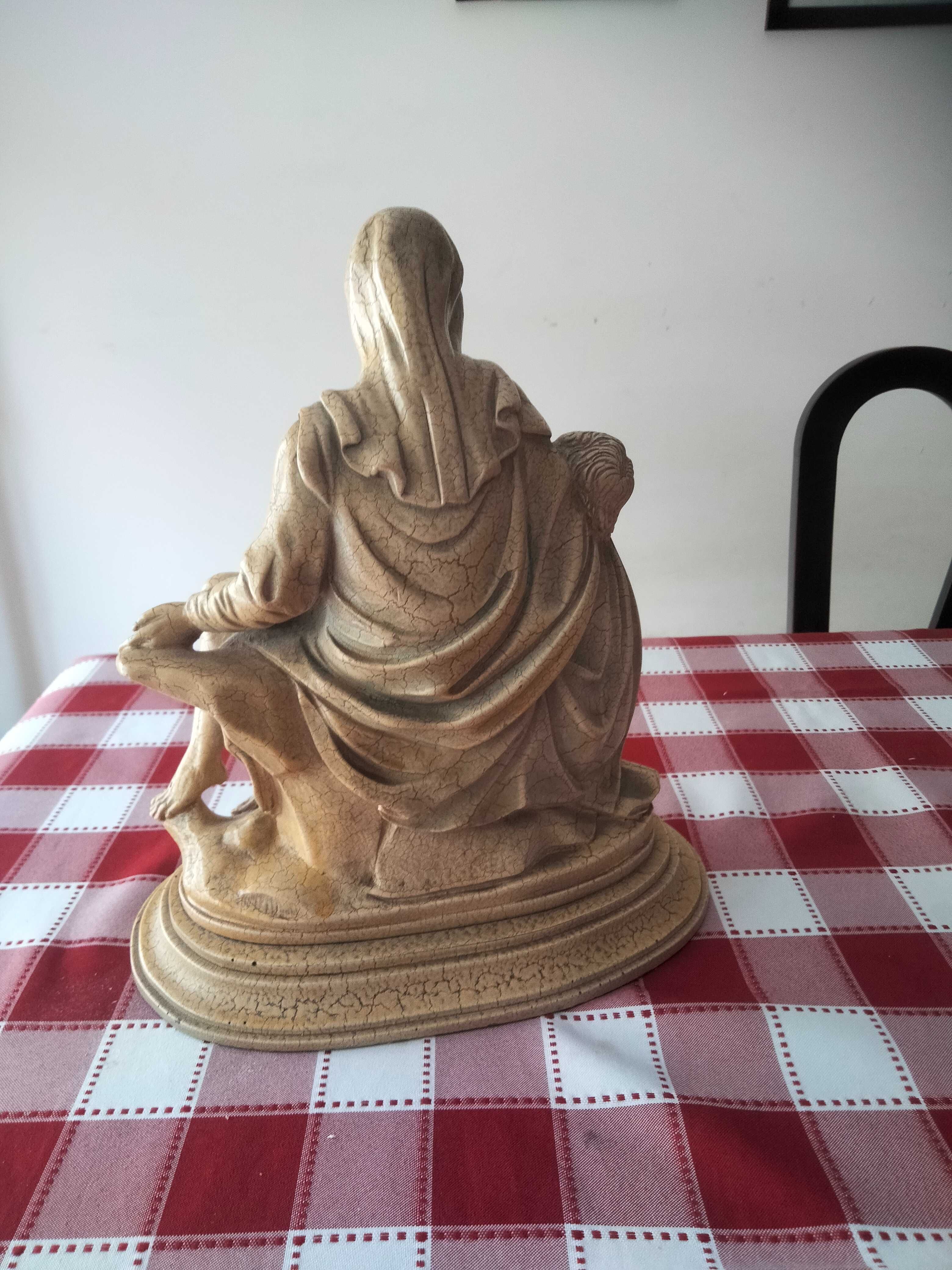 Pietá - Estátua de Jesus no colo de Maria