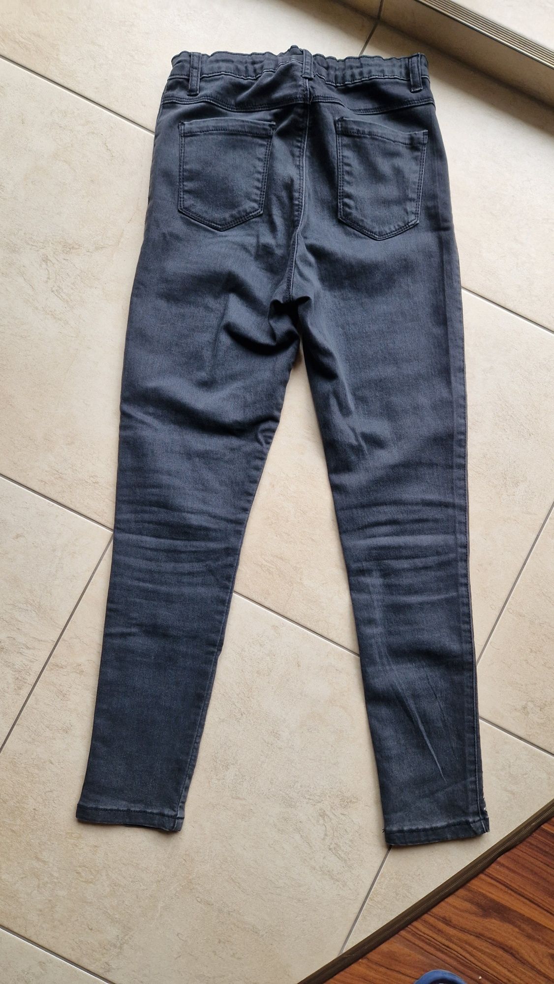 Spodnie jeansowe czarne z ozdobnymi nitami r.158