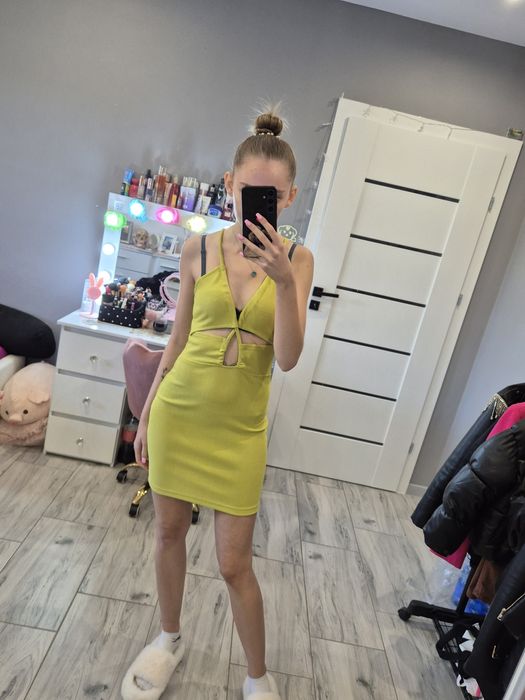 Krótka sukienka z wycięciami w biuście