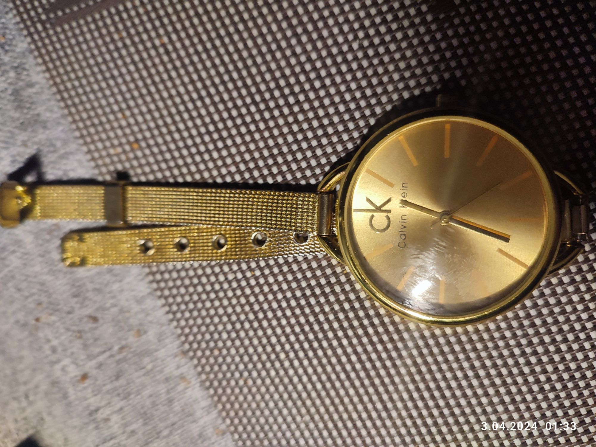 Zegarek w złotym kolorze