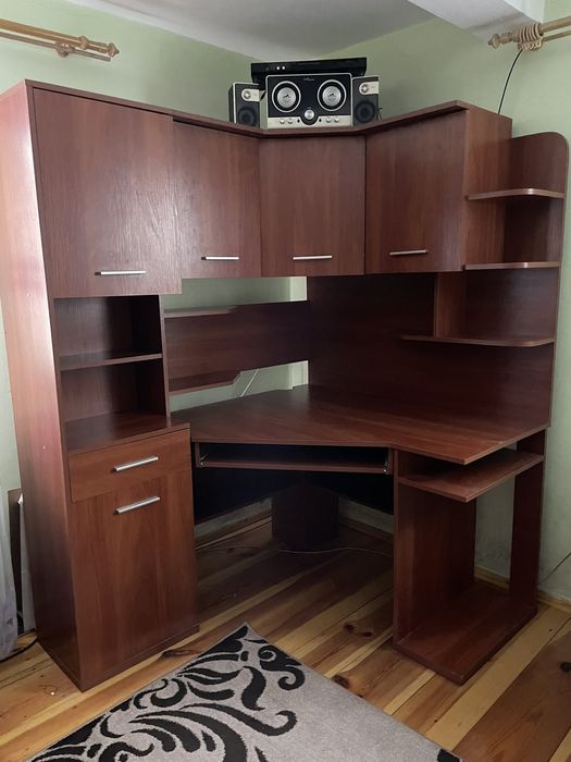 Комп'ютерний стіл