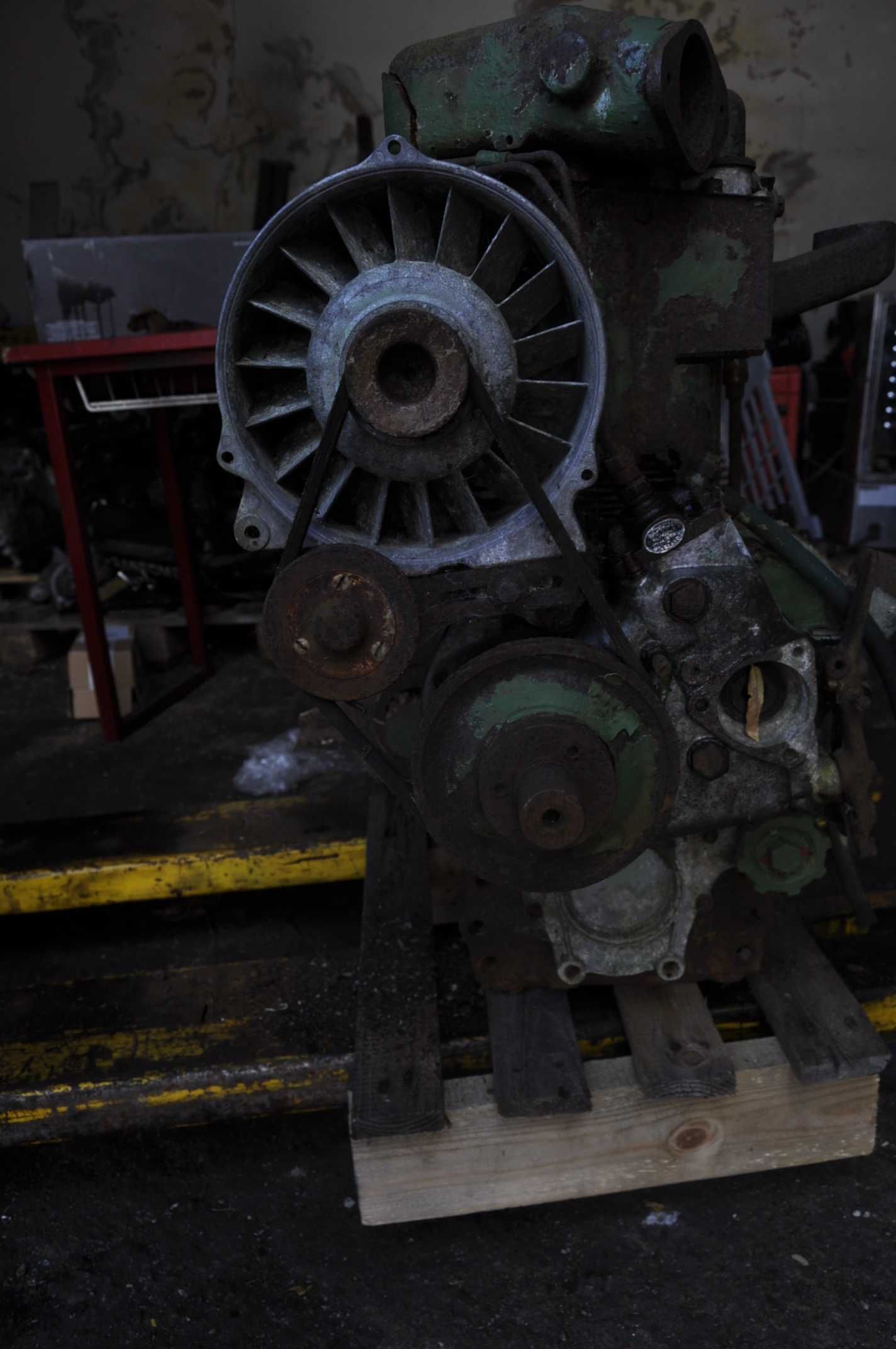 Stary silnik deutz 2 cylindry z przekładnią hBW 10-2R z łódki