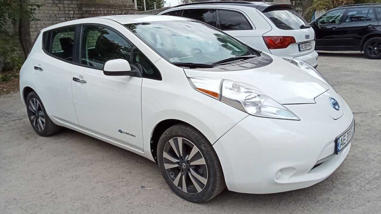 nissan leaf SV 2016 30 квч 54т км белый сша 11 из 12