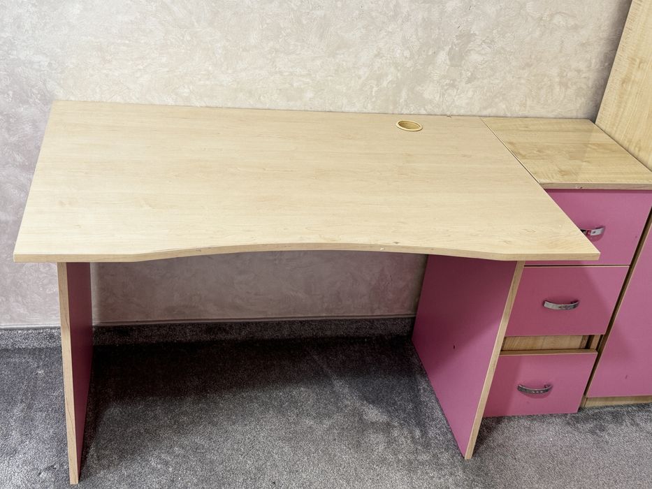 Дитяча спальня для дівчинки, ліжко, стіл, тусмба, шафа, матрац