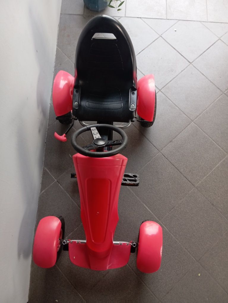 Gokart dziecięcy na pedały.