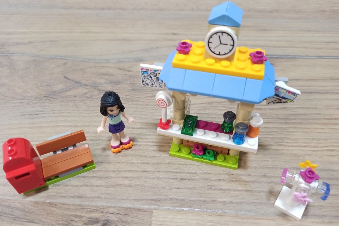 Lego Friends - Turystyczny kiosk Emmy (nr 41098)