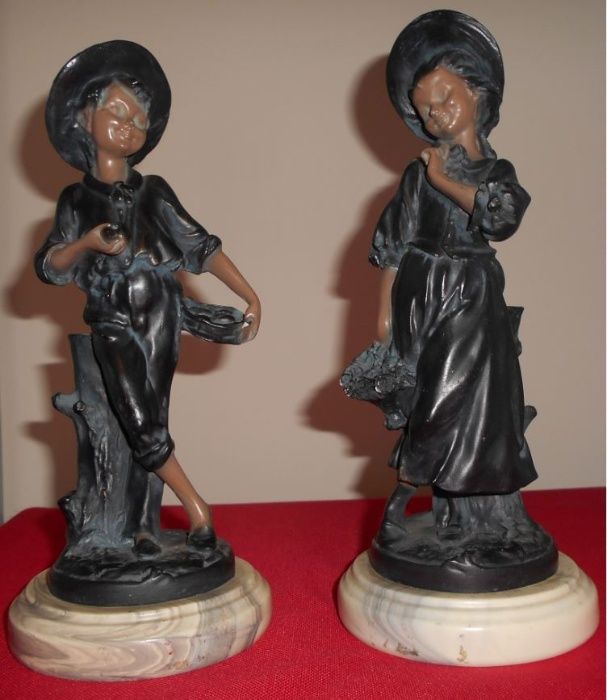 Bonito e elegante par de estatuetas em marfinite, com 25 cm de altura.