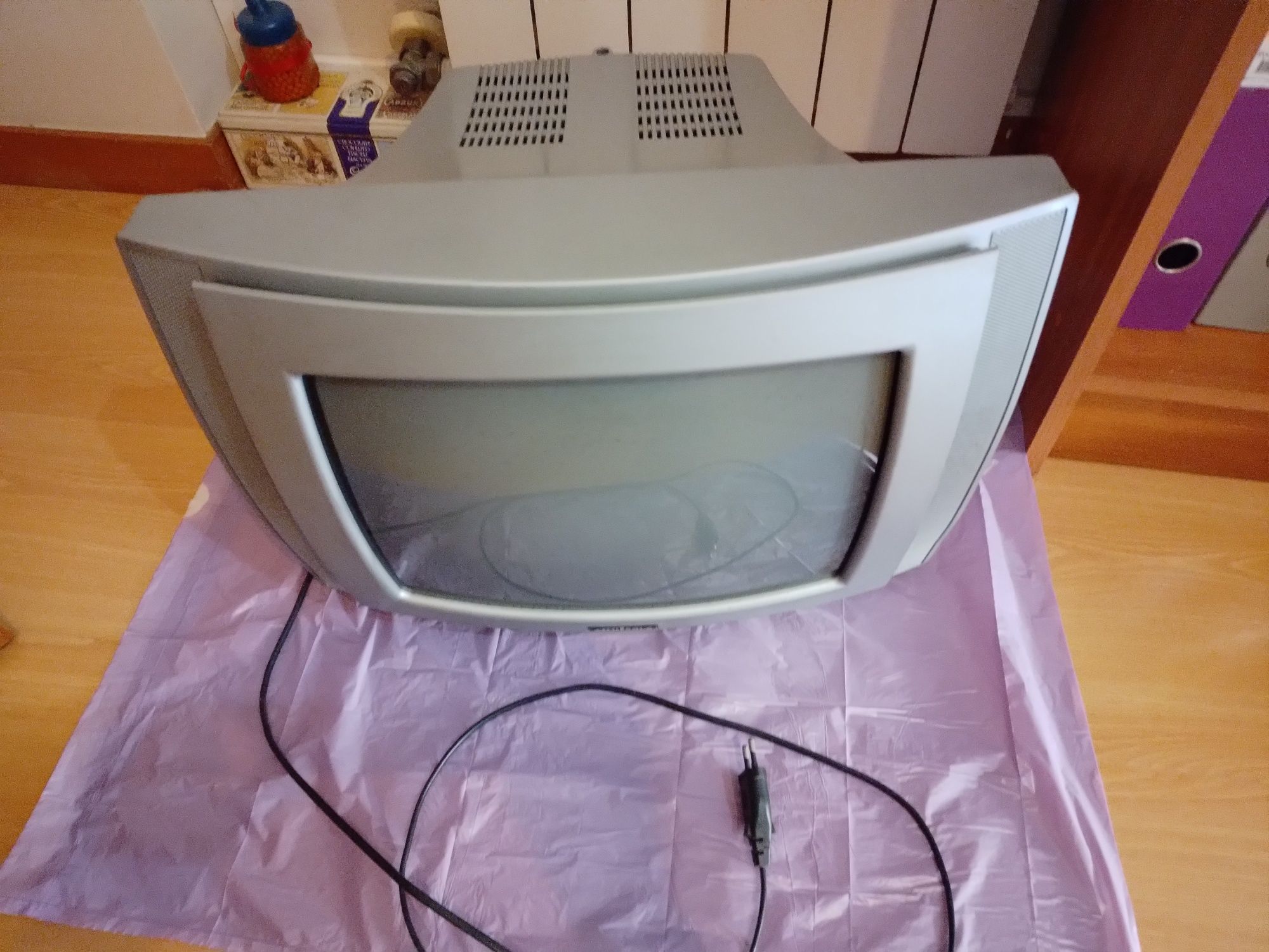Televisor com suporte de parede