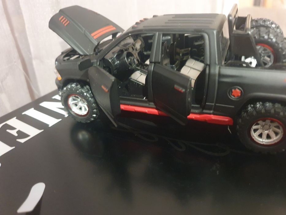 Модель автомобіля Dodge RAM 1500 маштаб 1:32