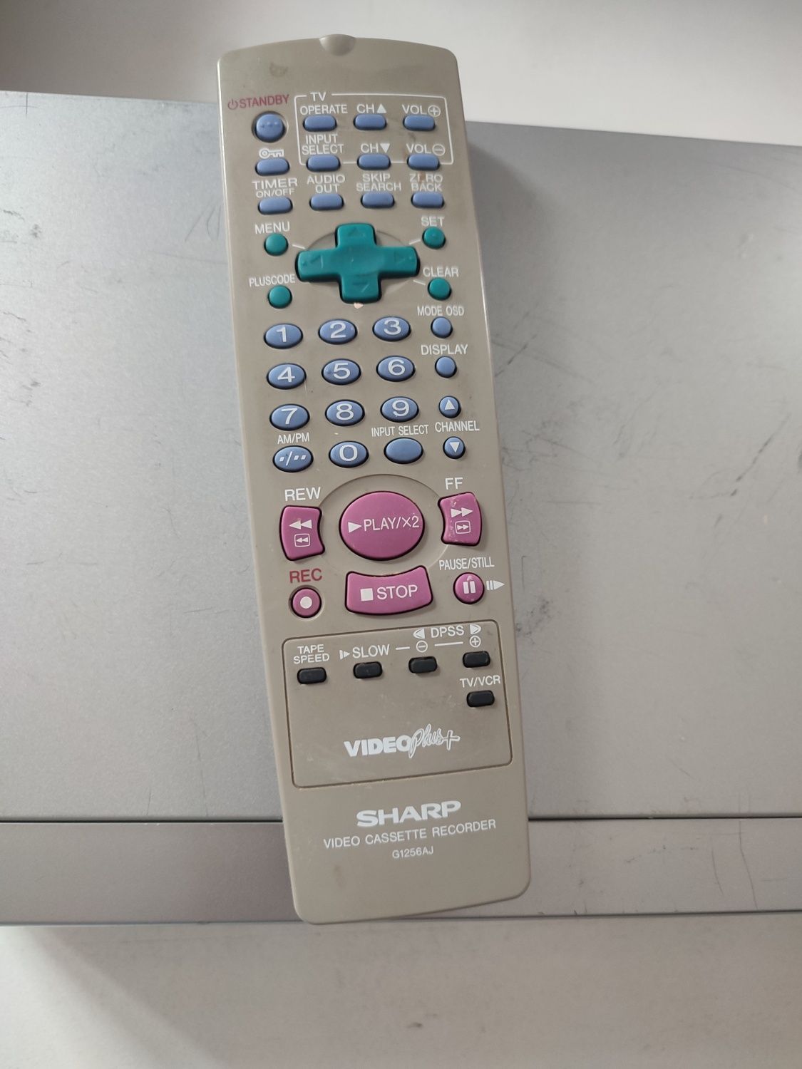 magnetowid VCR (Video Cassette Recorder), a dokładniej model Sharp VC-