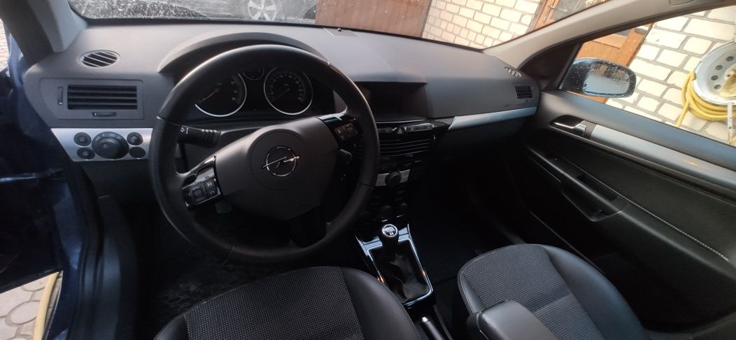 Opel Astra 2009 колір-металік Cosmo