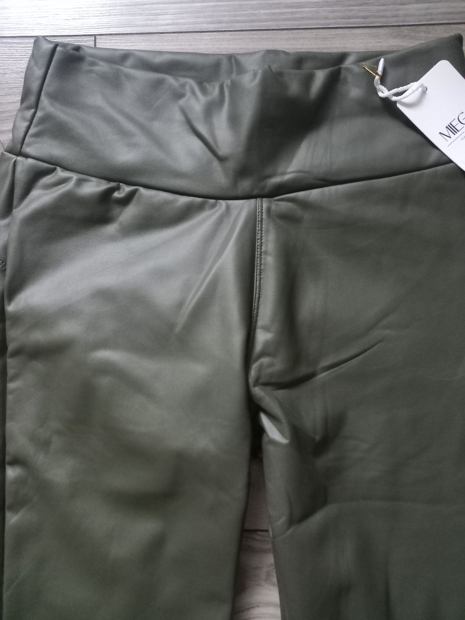 Zieleń khaki eko skóra ocieplane 40/42 L XL nowe z metką elastyczne.