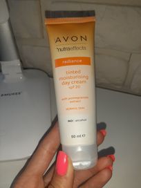 Rewitalizujaco-koloryzujący krem na dzień spf20 avon