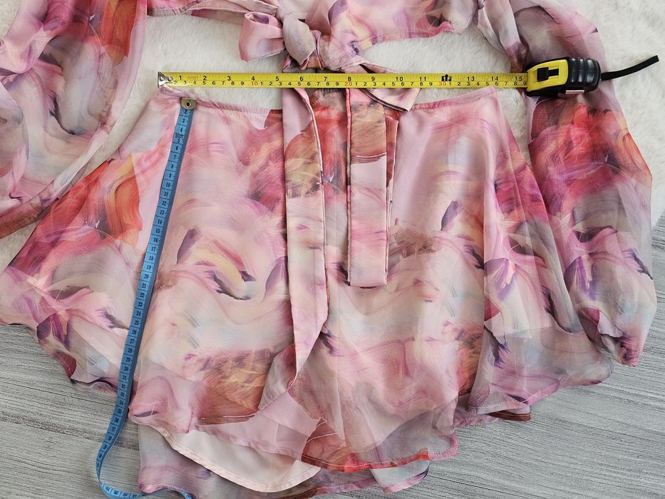 Zwiewna sukienka hiszpanka pastelowa romantyczna falbany wiązanie lato