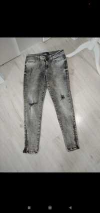 Świetne spodnie jeansowe z dziurami typu Mom, boyfrend . Zara